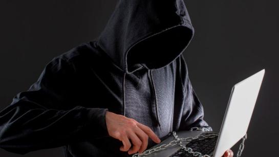 man die computer aan het hacken is