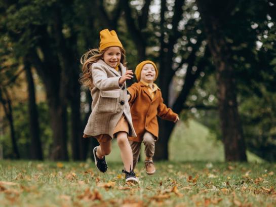Lopende kinderen in de herfst