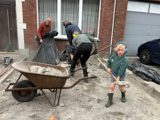 Samen tegels uitbreken in de voortuin