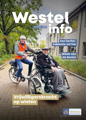 Vrijwilliger op fiets met oudere man in rolstoel